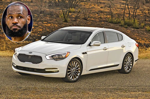 Смятан за един от най-добрите баскетболисти в историята, Джеймс започна да рекламира луксозния седан на Kia през 2014-а. Това веднага доведе до твърдения, че реализатор номер 1 в историята на НБА казва само хубави неща за колата, защото му се плаща. Родиха се лафове: "Има хиляда процентен шанс, че има нулев процент шанс ЛеБрон да кара Kia&ldquo; и &bdquo;ЛеБрон кара Kia, колкото аз летя с космически кораб&ldquo;.

Джеймс обаче настоя, че това не е вярно: &bdquo;Бях шофьор и фен на Kia K900 преди да решим да станем партньори. За мен едно партньорство трябва да бъде автентично".